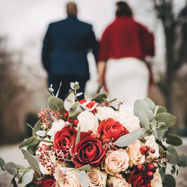 Brautpaar beim Spaziergang – Hochzeitsfotograf Niederrhein