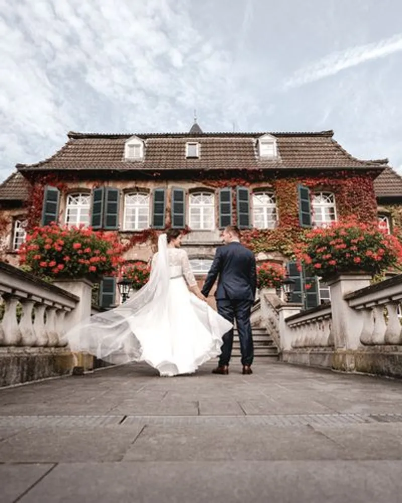 Natürliches Hochzeitsportrait im Freien